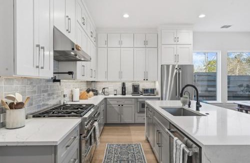 Austin House | Pool & Sauna 2 Homes for Groups Sleeps 14