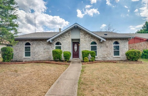 Northeast Carrollton House | Pool, Sauna & Wellness Retreat