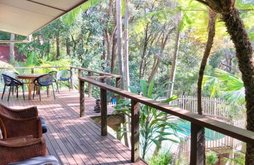 Macmasters Beach House | Pool Side at Beachview