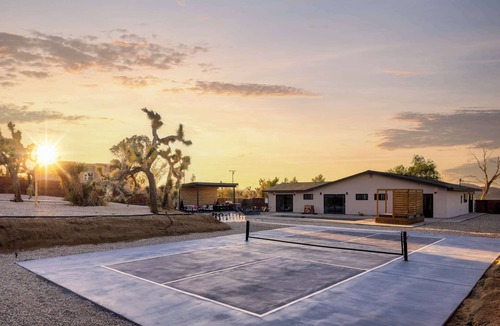 Joshua Tree House | (Pool/Spa/Pickleball/Golf/FirePit/EV charger/Sauna/Dome)