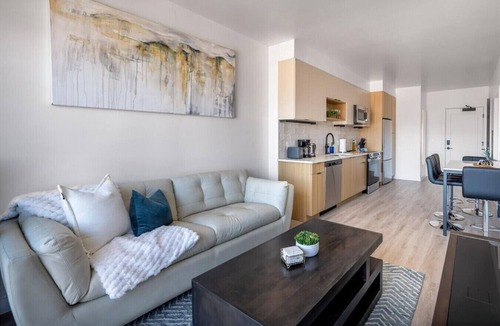People's Freeway Apartment | Pool+Spa+Sauna+Parking+Gym 1 KG/1BA- DWTN!