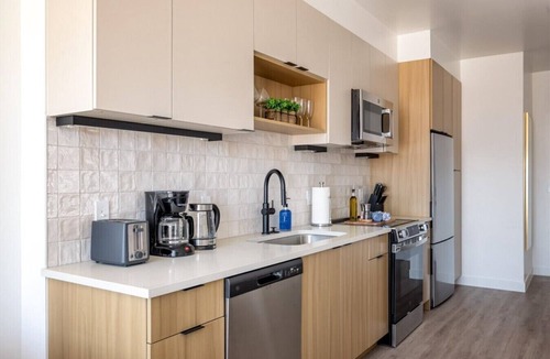 People's Freeway Apartment | Pool+Spa+Sauna+Parking+Gym 1 KG/1BA- DWTN!