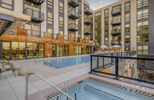 People's Freeway Apartment | Pool+Spa+Sauna+Parking+Gym 1 KG/1BA- DWTN!