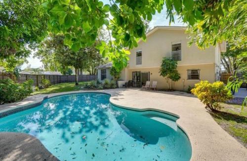 Bearss Plaza House | Pool Spacious central home 7Mile to Beach