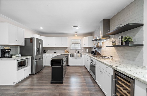 Garden Oaks House | Pool Stay Near DT, Heights | WiFi Games | Yard BBQ