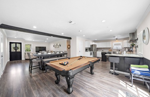 Garden Oaks House | Pool Stay Near DT, Heights | WiFi Games | Yard BBQ