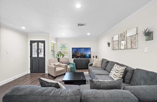 Garden Oaks House | Pool Stay Near DT, Heights WiFi Games Yard BBQ