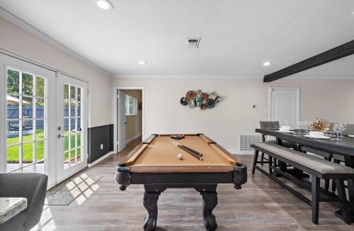Garden Oaks House | Pool Stay Near DT, Heights WiFi Games Yard BBQ