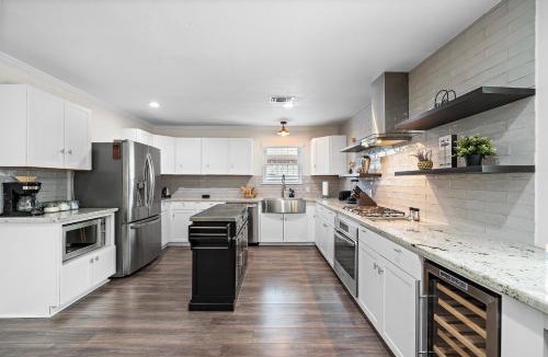 Garden Oaks House | Pool Stay Near DT, Heights WiFi Games Yard BBQ