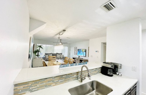 Lauderdale-by-the-Sea Apartment | Pool-Steps from Beach-Golf Car Option