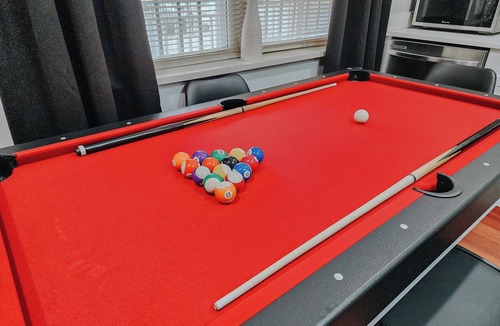 Center City Apartment | Pool Table/5 King Beds/2 Free Driveway Parking