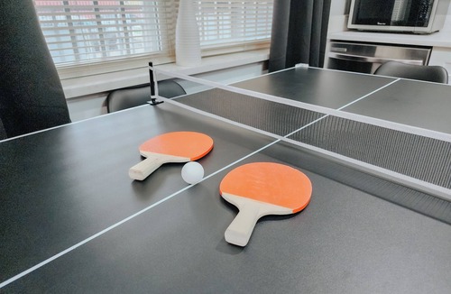 Center City Apartment | Pool Table/5 King Beds/2 Free Driveway Parking