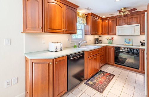 Chatham House | Pool Table, Bar, Ping Pong, Sun Rm, Deck,4 BR, Private