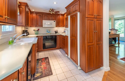 Chatham House | Pool Table, Bar, Ping Pong, Sun Rm, Deck,4 BR, Private