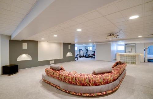 Niskayuna House | Pool Table + Deck: Luxury Mansion in Niskayuna!