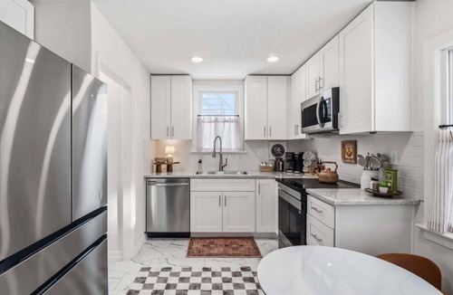 University Heights House | Pool Table - Games - University Circle - Sleeps 8