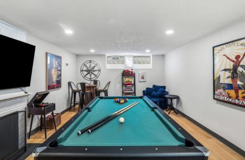 University Heights House | Pool Table - Games - University Circle - Sleeps 8