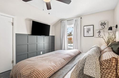 University Heights House | Pool Table - Games - University Circle - Sleeps 8
