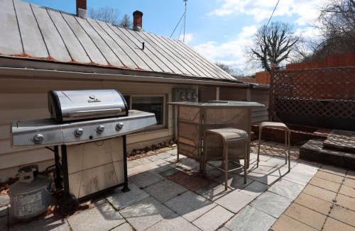 Spottswood House | Pool-Table-Hot Tub-Fire Pit