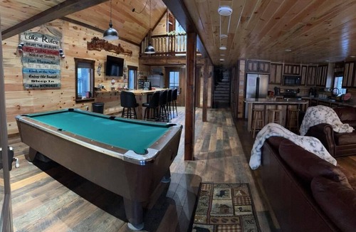 Milan Cabin | Pool Table! Pet Friendly! Lakeside!-Unique Getaway!