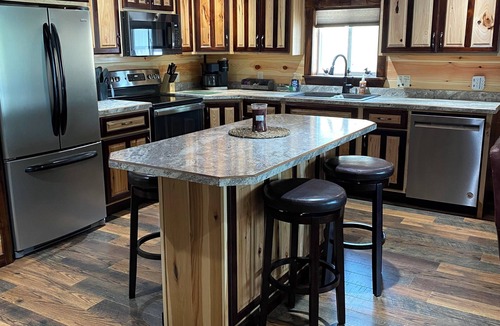 Milan Cabin | Pool Table! Pet Friendly! Lakeside!-Unique Getaway!