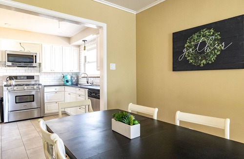 University District House | Pool Table ~ PingPong ~ Foosball ~ Fun for the Fam
