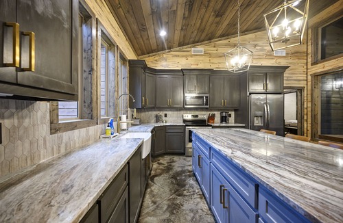 Broken Bow Cabin | Pool Table, Shuffleboard, Other Games, Hot Tub, Pets, 4 of a Kind