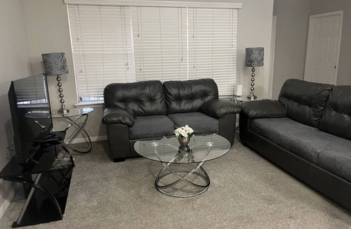 Texas Medical Center Apartment | Pool View 3 Bedroom/2 Bath Condo in Houston