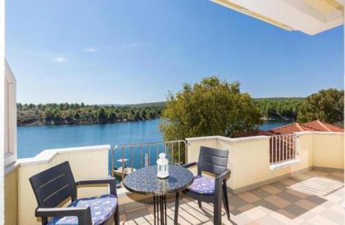 Krusevo Apartment | Pool view apartment with balcony in Obrovac