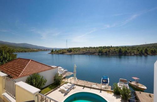 Krusevo Apartment | Pool view apartment with balcony in Obrovac