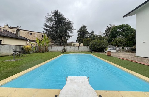 Boussens House | Pool-view holiday home in Toulouse