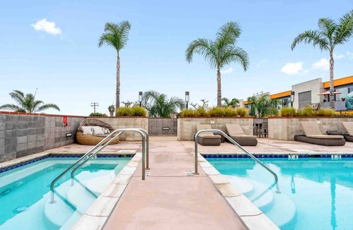 National City Apartment | Pool View Modern 3 Bdrm Apt