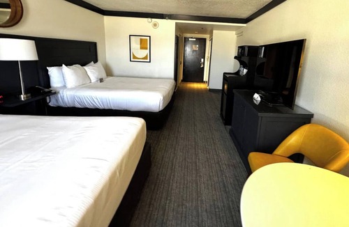 Las Vegas Hotel | Pool View Queen Unit at OYO Las Vegas | Lounge and Casino Access