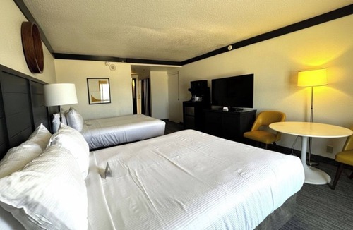 Las Vegas Hotel | Pool View Queen Unit at OYO Las Vegas | Lounge and Casino Access