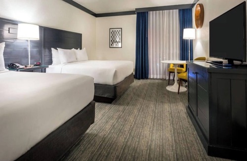 Las Vegas Hotel | Pool View Queen Unit at OYO Las Vegas | Lounge and Casino Access