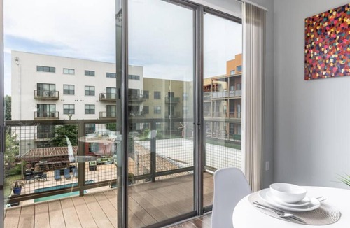 Dallas Apartment | POOL VIEW TWO BEDROOM SUITE CENTRAL DALLAS FREE PARKING INTERNEt