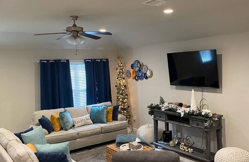 Fresno House | POOL Waterfalls shopping walking trails beaches located 15 min DOWNTOWN HOUSTON