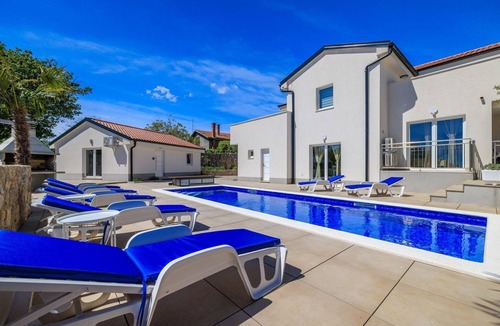 Kras Apartment | Pool with salt electrolysis not far from the healing mud bay