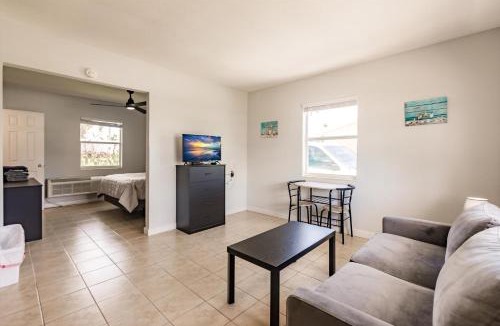 Biggar House | Poolfront Cottage Near Beach with Full Kitchen!