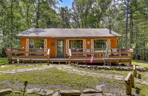 Lackawaxen House | Pools and Ski Access Lackawaxen Cottage with Deck!