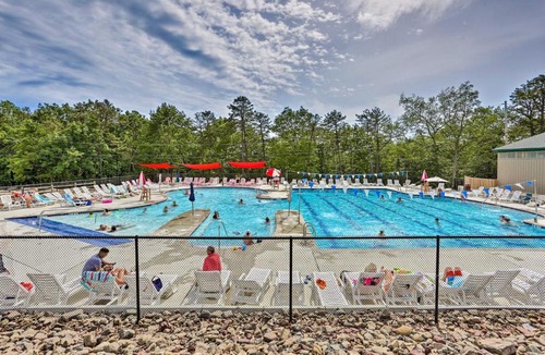 Lackawaxen House | Pools and Ski Access Lackawaxen Cottage with Deck!