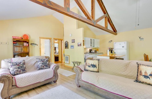 Lackawaxen House | Pools and Ski Access Lackawaxen Cottage with Deck!