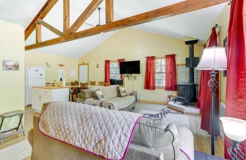 Lackawaxen House | Pools and Ski Access Lackawaxen Cottage with Deck!