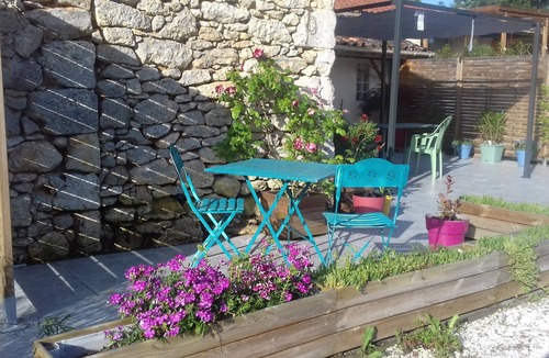 Cezan Bed & Breakfast | Poolside B&B in a renovated farmhouse in the heart of the Gers countryside