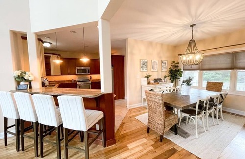 Villas House | Poolside Bay Haven: POOL IS OPEN! Beautifully Decorated, Family & Pet Friendly!