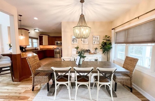 Villas House | Poolside Bay Haven: POOL IS OPEN! Beautifully Decorated, Family & Pet Friendly!