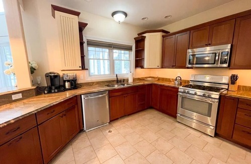 Villas House | Poolside Bay Haven: POOL IS OPEN! Beautifully Decorated, Family & Pet Friendly!