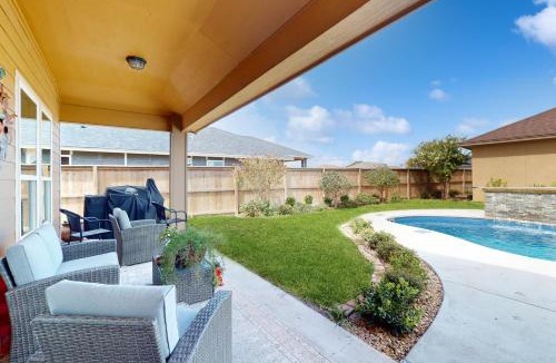 Flour Bluff House | Poolside Chic by the Beach