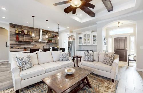 Flour Bluff House | Poolside Chic by the Beach
