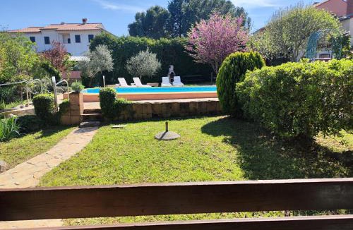Rovinjsko Selo House | Poolside compact family cottage Bella